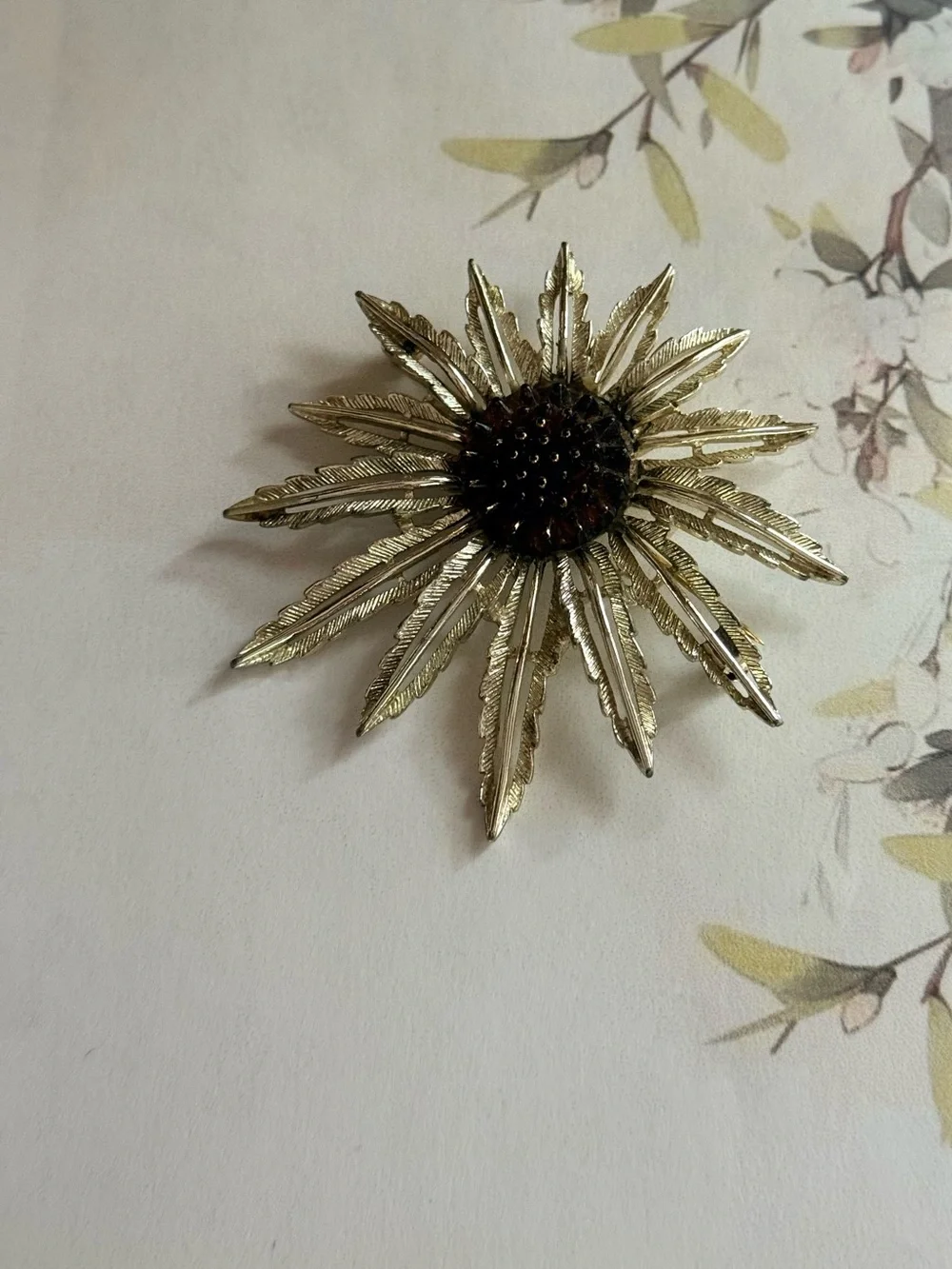 Gold Sunflower Brooch Pin - Elegant Floral Accessory